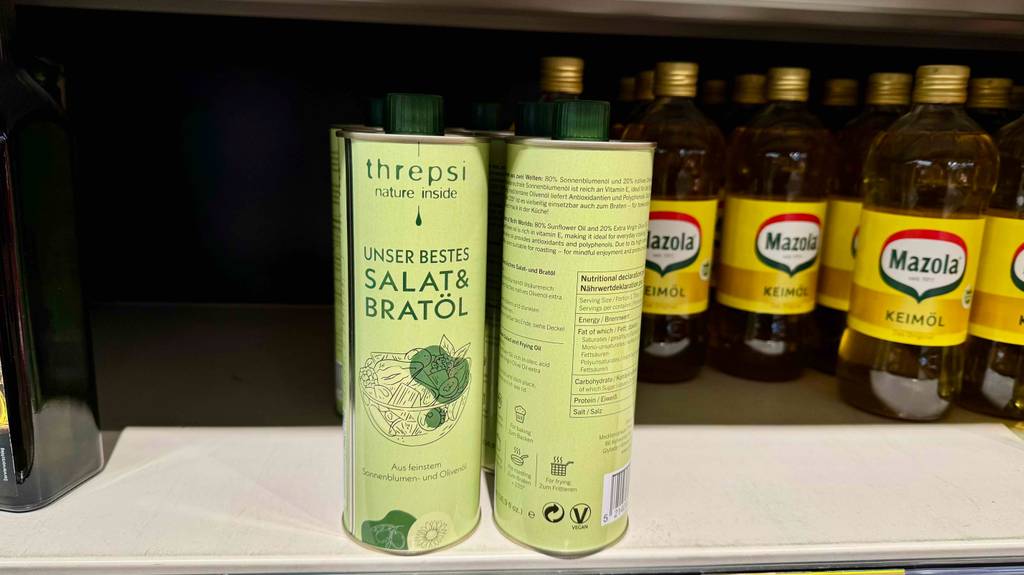 Getestet: Mehrere Salatöle befinden sich in einem Regal wobei bei einem die Vorder- und bei einem die Rückseite ersichtlich ist.