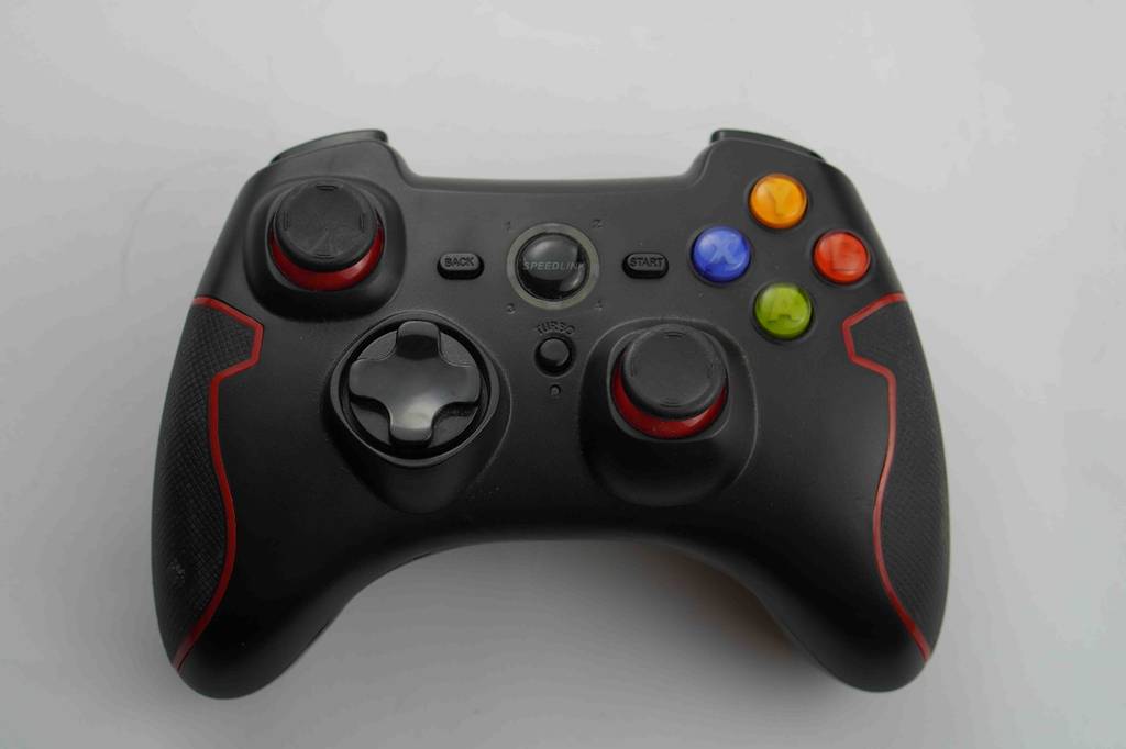 Auf einer hellen Oberfläche liegt ein getesteter Android-Controller