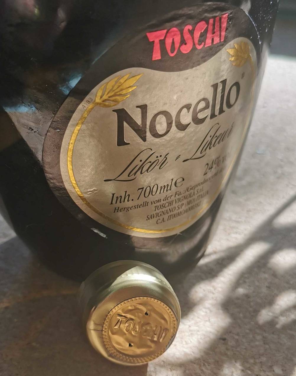 Haselnussschnaps-Test: eine Flasche Haselnussschnaps und davor Verschluss platziert.