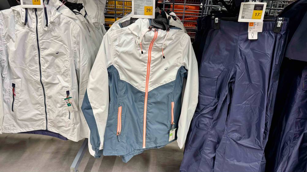 Segeljacke für Damen-Test: Mehrere Segeljacken hängen in einem Regal.