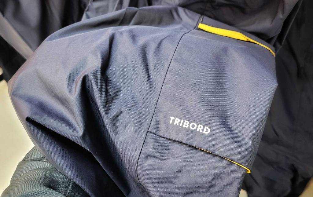 Regenhose-Herren im Test: Nahaufnahme des Materials einer Regenhose für Herren der Marke Tribord.