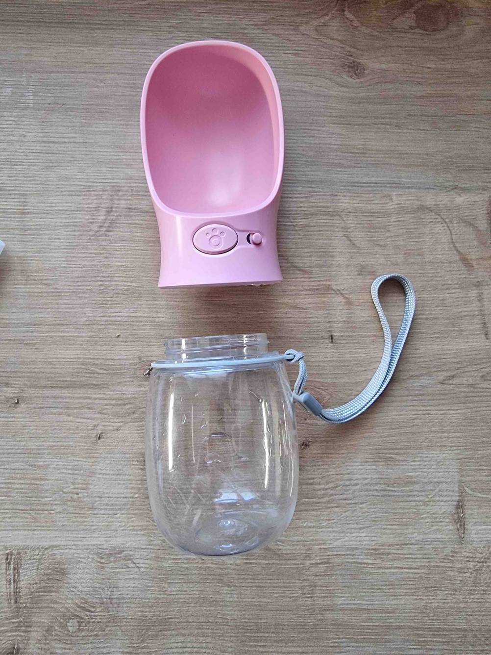 Trinkflasche Hund getestet: Eine Flasche liegt aufgeschraubt auf einer Holzfläche