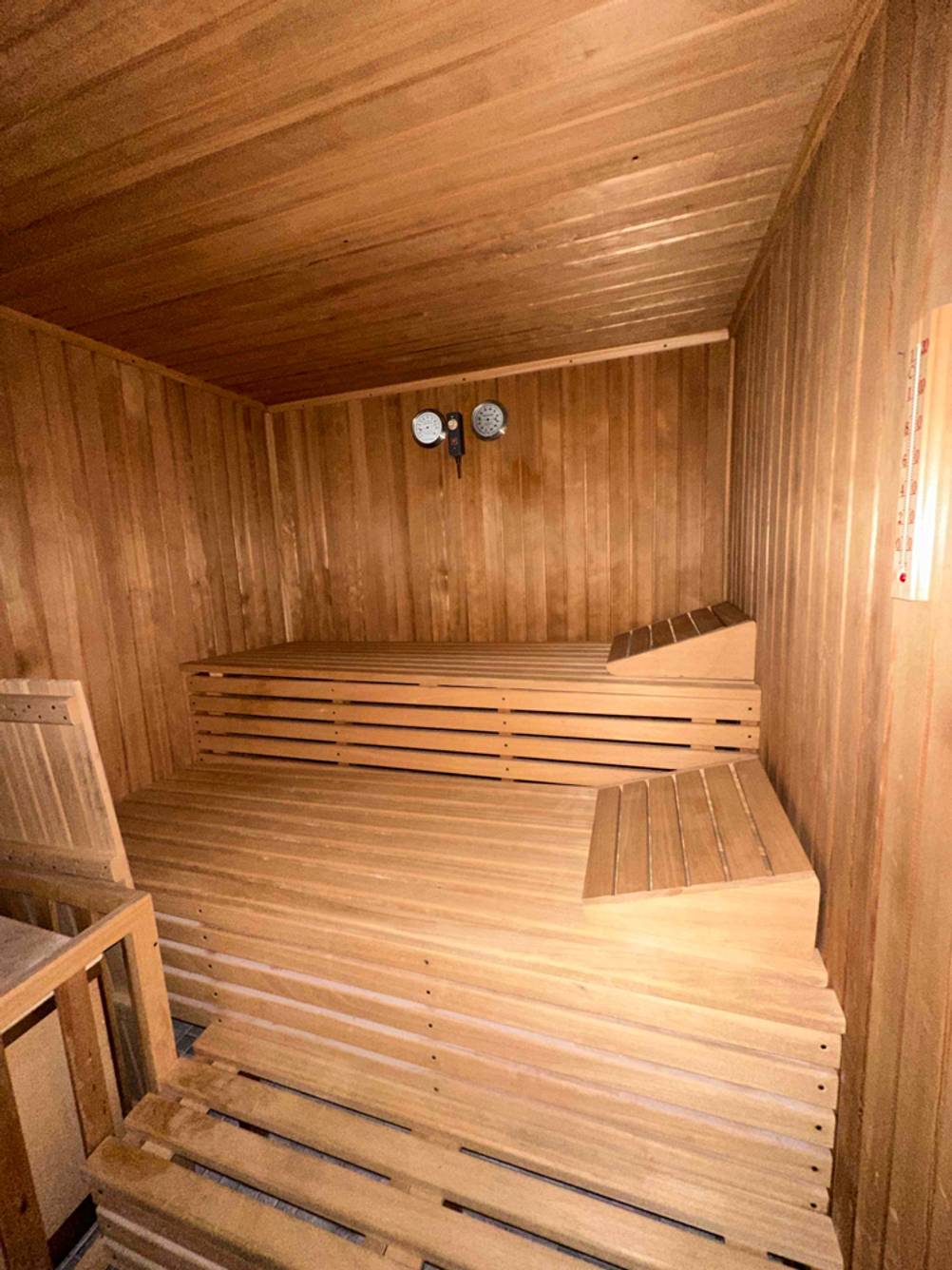 Sitzgelegenheiten einer getesteten Sauna.