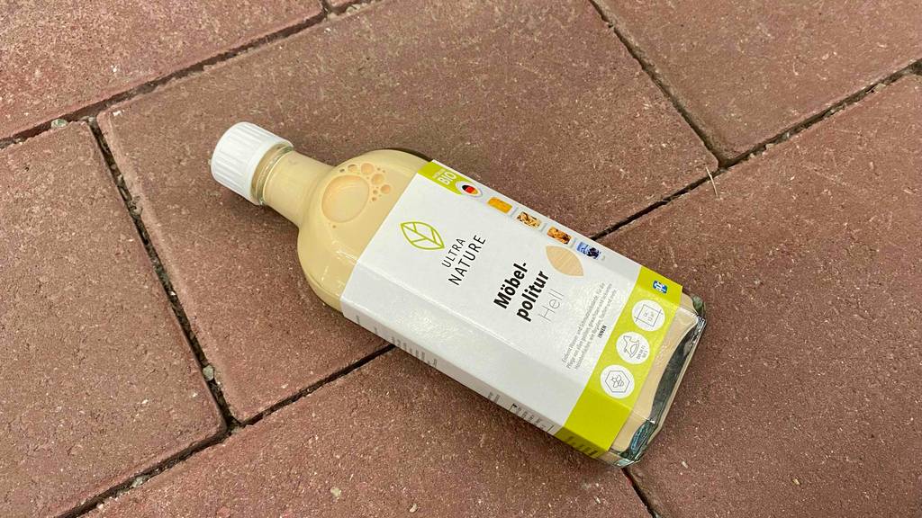 Möbelpolitur im Test: eine Flasche Möbelpolitur liegend auf einem Boden.