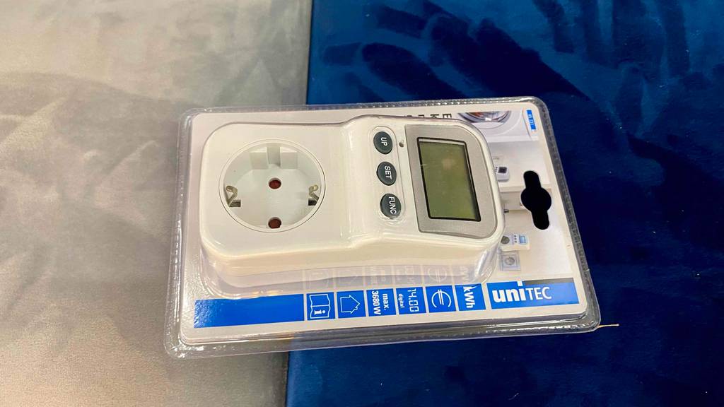 Energiemessgerät getestet: ein weißes Energiemessgerät mit Display, das sich in der Verpackung befindet.