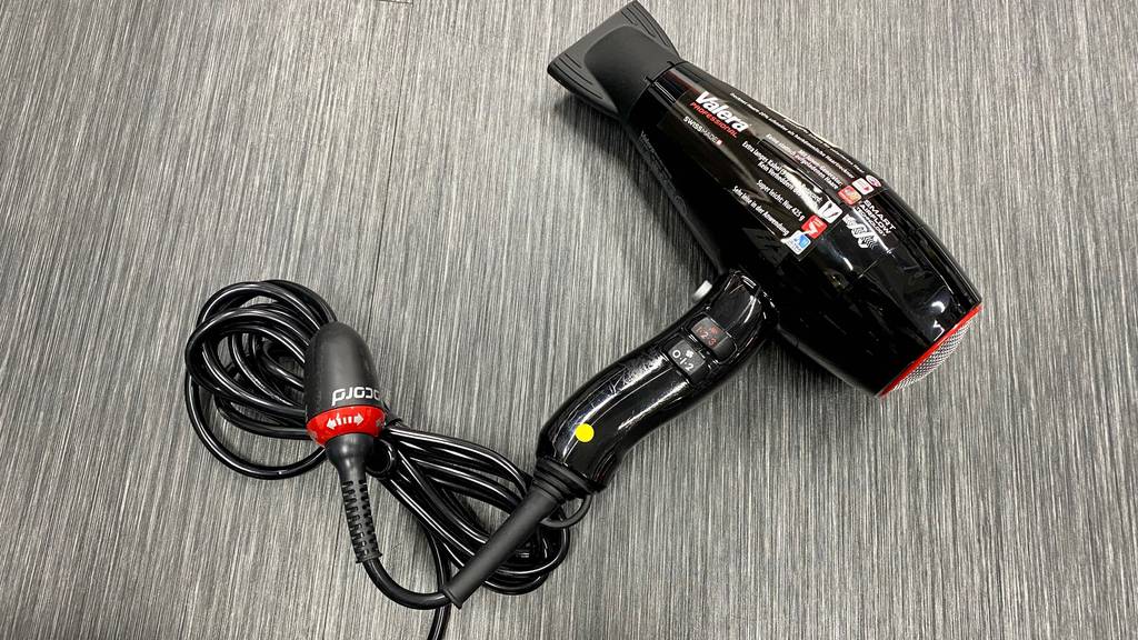 Valera-Haartrockner getestet: Kabel und Haartrockner auf einer Fläche liegend von oben.