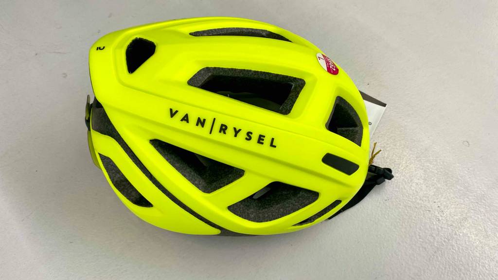 Getestet: Auf einer hellen Fläche liegt ein Rennradhelm seitlich.