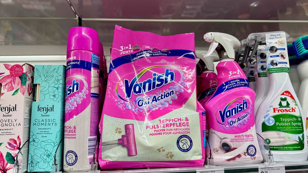Das getestete Teppichreinigungspulver von Vanish-Oxi Action steht in einem Regal neben anderen Produkten.