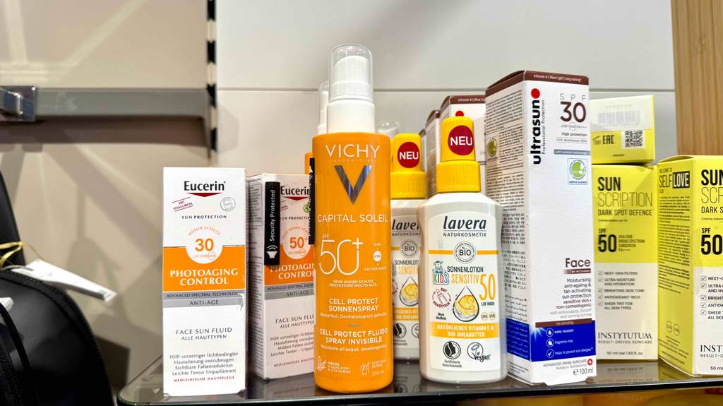 Die getestete Vichy-Sonnencreme steht in einem Regal neben anderen Sonnenschutzmitteln.