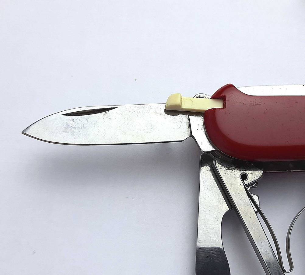 Das Messer des getesteten Victorinox-Taschenmessers in Nahaufnahme.