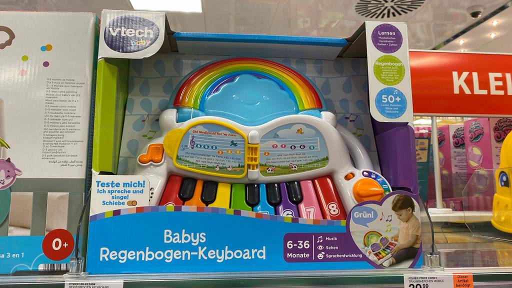 Kinderkeyboard im Test: Buntes Kinderkeyboard ab sechs Monaten steht in einem Regal.