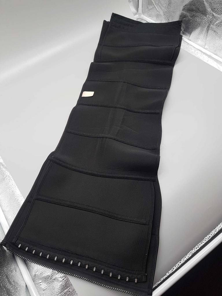 Waist-Trainer im Test: ein geöffneter Waist-Trainer mit der Innenseite ersichtlich.