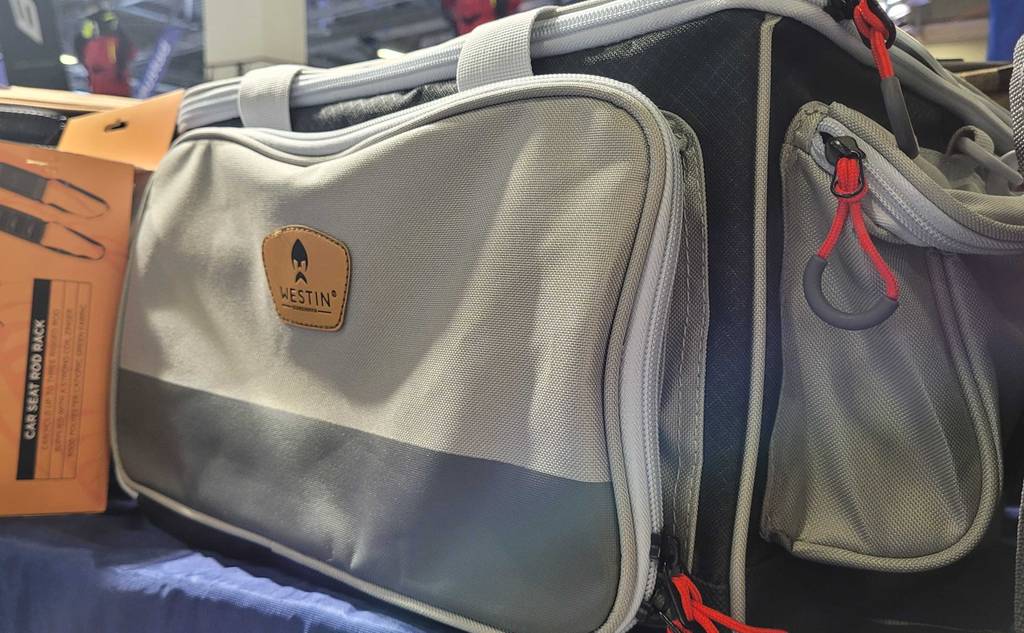 Angeltasche getestet: ein geschlossenes Außenfach von Angeltasche in Nahaufnahme.