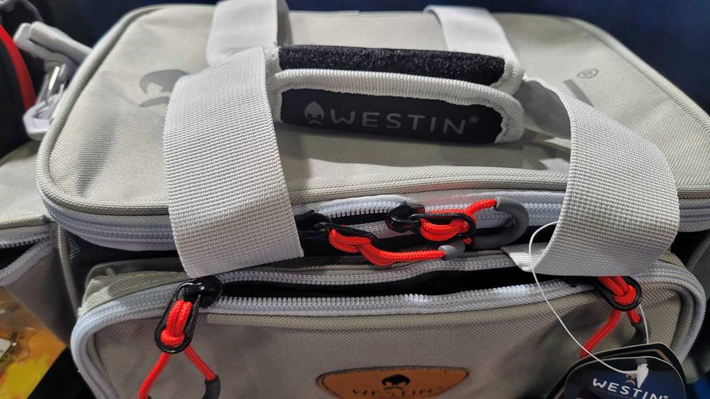 Angeltasche-Test: Außenfach von Angeltasche mit halb geöffnetem Reißverschluss.