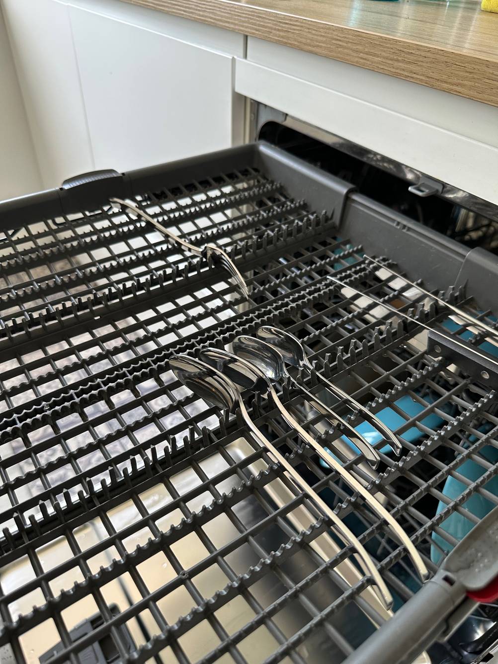 Geschirrspüler freistehend getestet: Detailaufnahme Besteckkorb.