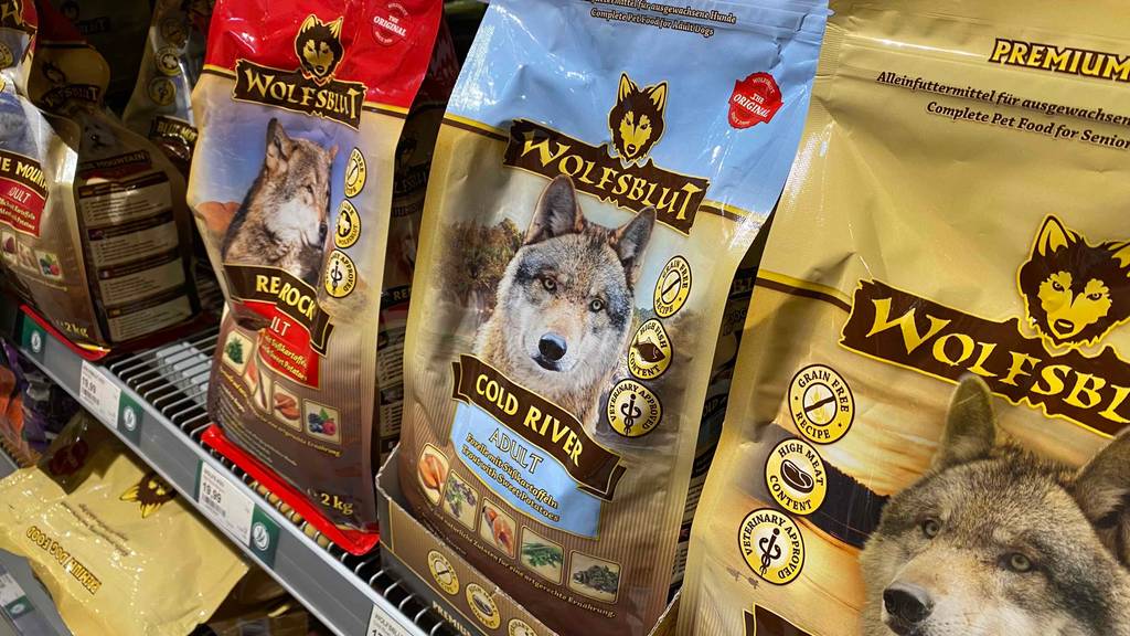 Wolfsblut-Hundefutter im Test: verschiedene Hundefuttersorten der Marke Wolfsblut stehend in einem Regal.