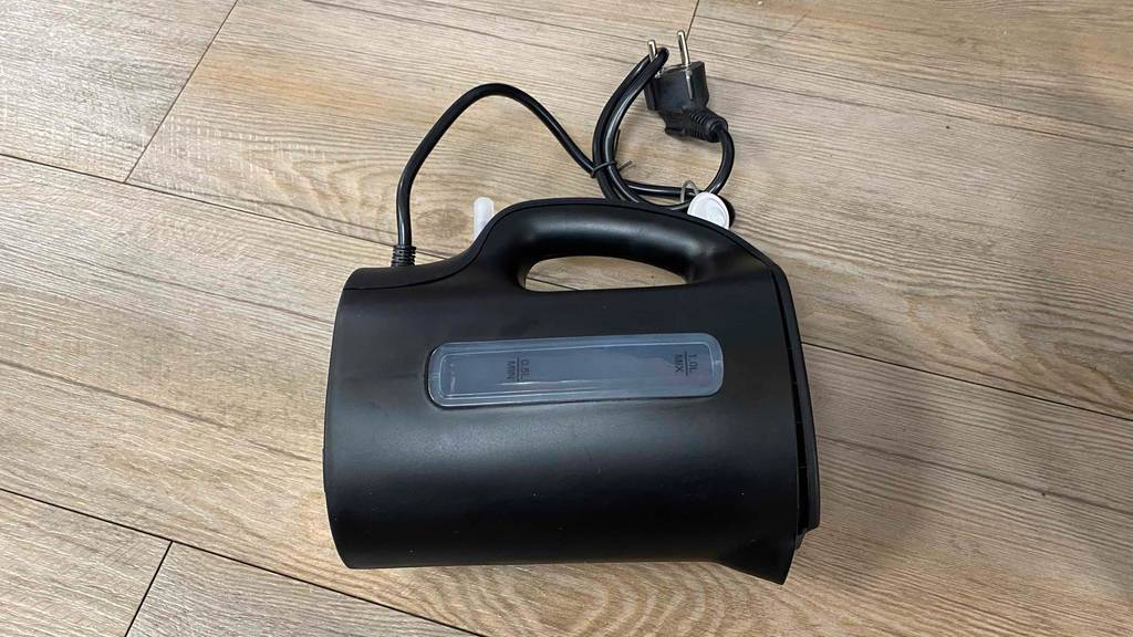 Wasserkocher 1 Liter-Test: Ein Gerät mit Kabel liegt auf einem Holzboden.