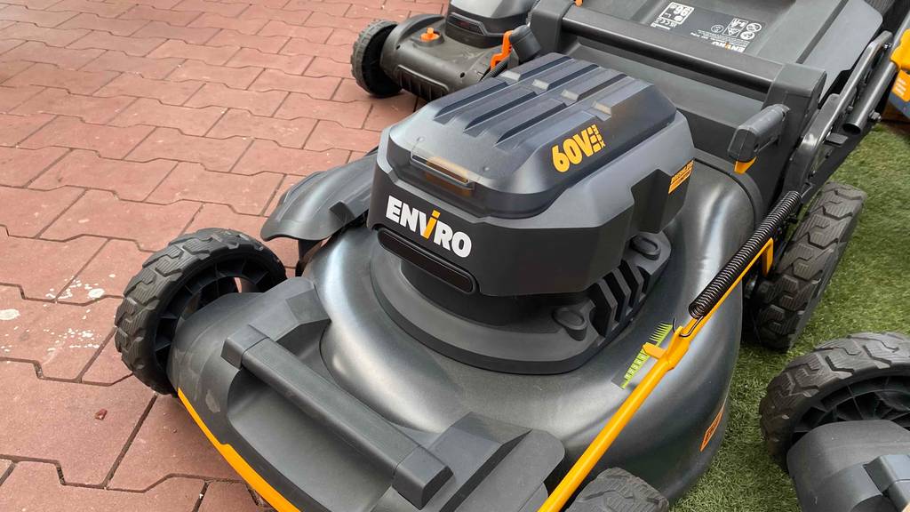Akku-Rasenmäher-mit-Mulchfunktion im Test: Akku-Rasenmäher von der Seite mit 60 Volt Akku.