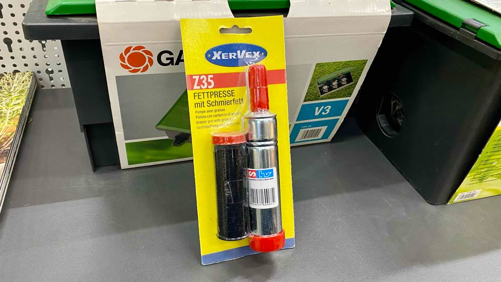 Fettpresse im Test: eine Fettpresse in der Verpackung an einem Karton angelehnt.
