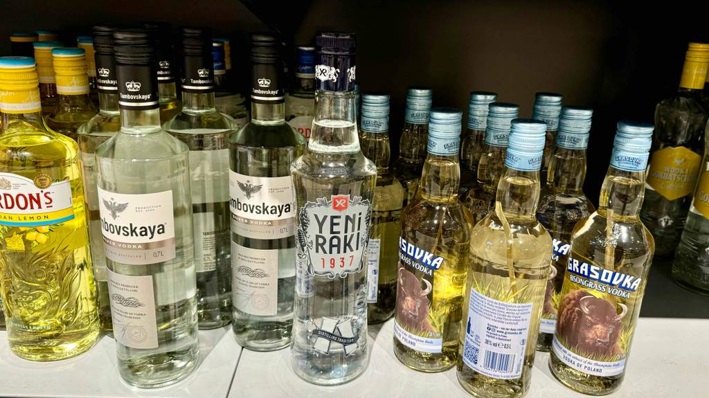 Getestet: Eine Flasche Raki steht in einem Regal neben anderen alkoholischen Getränken.