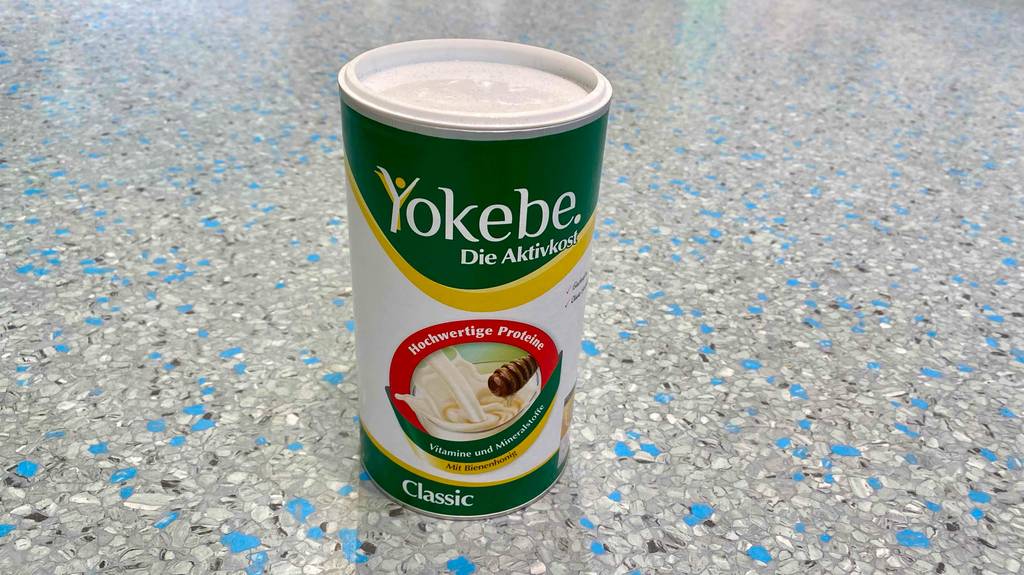 Yokebe getestet: eine Dose Yokebe Aktivkost mit Bienenhonig steht auf einem Boden.