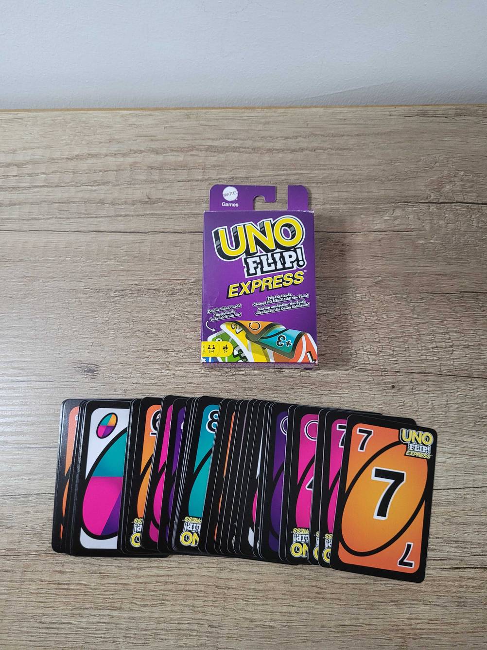 Uno Spiel- Karten und Verpackung im Test.