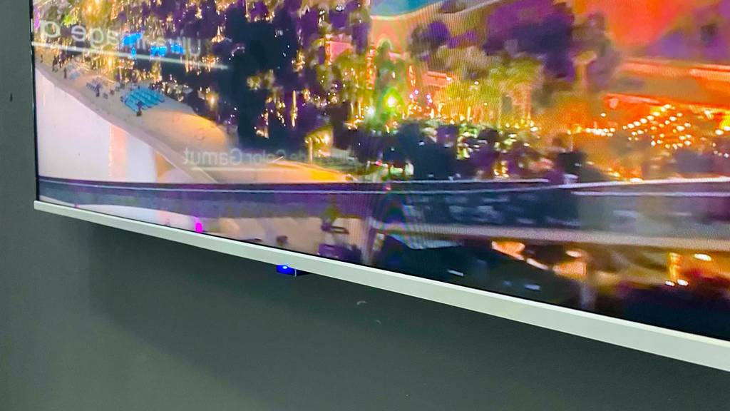 Ein 65-Zoll-Fernseher ist an der Wand befestigt. 