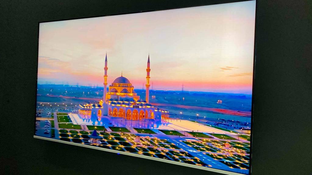 Display von einem getesteten 65-Zoll-Fernseher.