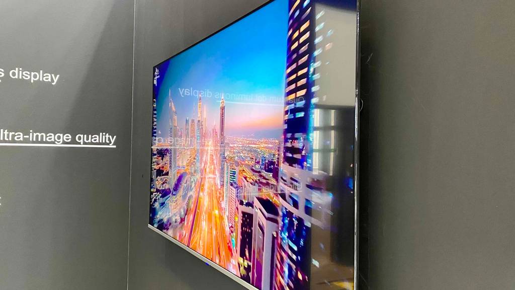 Der 65-Zoll-Fernseher ist an der Wand befestigt.