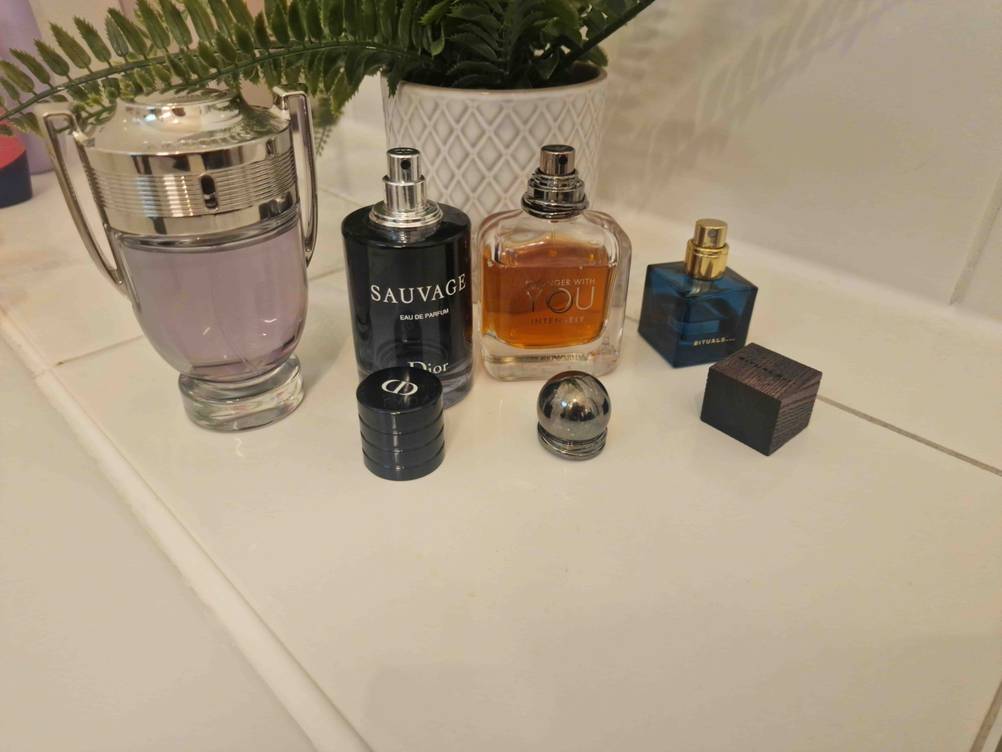 Verschiedene Parfums aufgestellt.