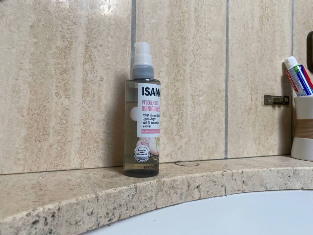 Reinigungsöl auf Waschbecken gestellt.