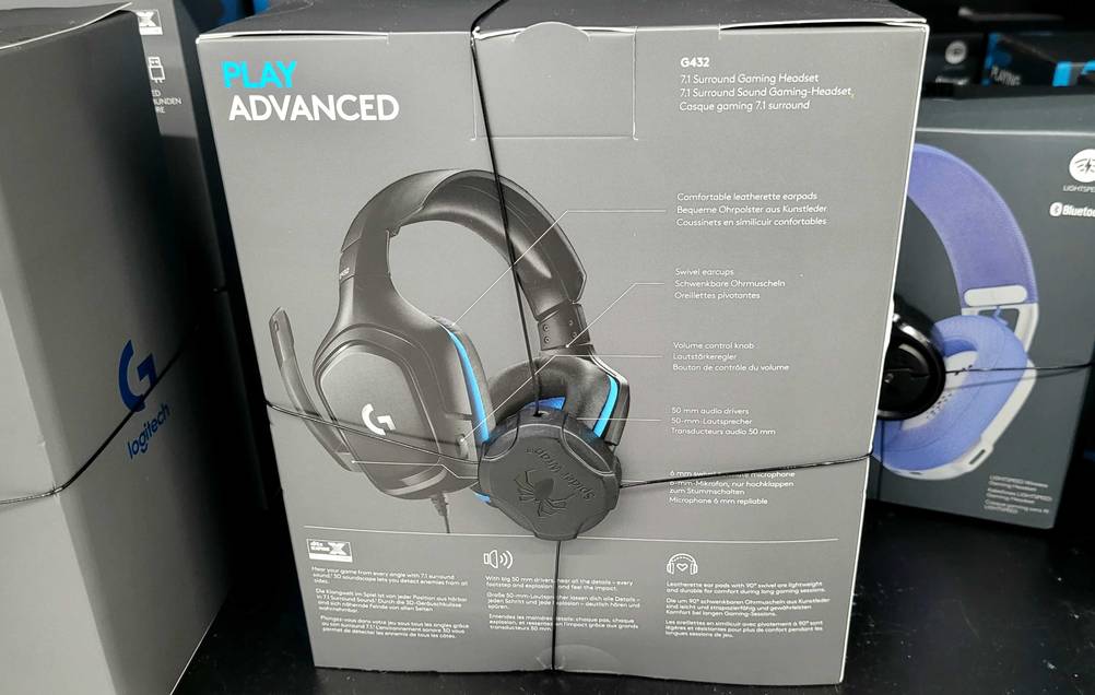 Rückseite eines verpackten 7.1-Headsets mit Infografik neben anderen Produkten.