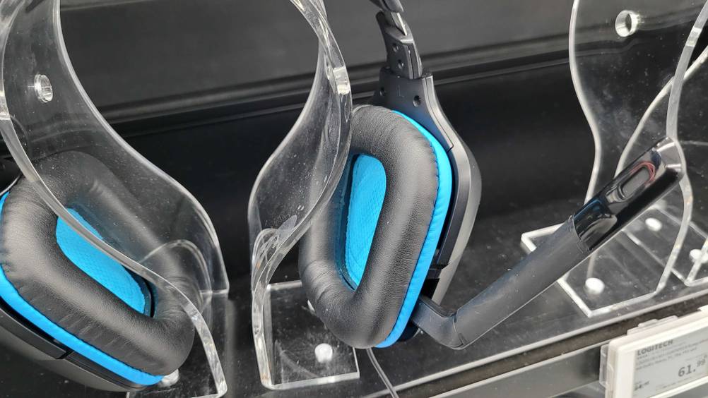 7.1-Headset getestet: Nahaufnahme der Hörschalen innen in blau.