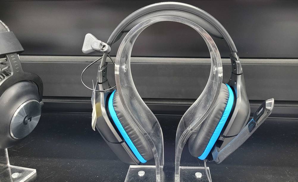 7.1-Headset-Test: Der Kopfhörer auf einem Ständer in einem Regal.