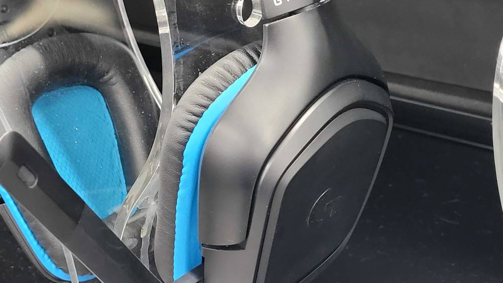 Im Test: Nahaufnahme der Ohrmuschel von außen eines 7.1-Headsets.