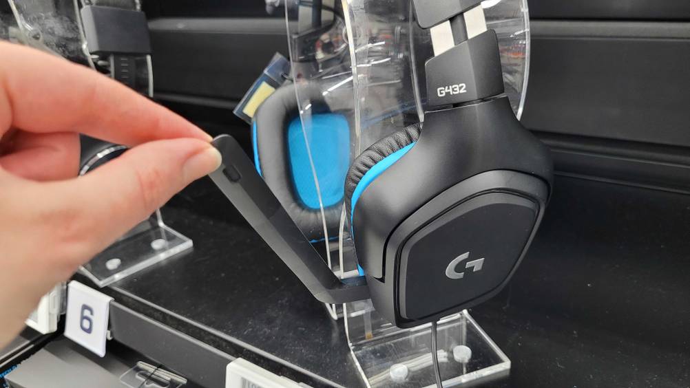 Getestet: Eine Hand hält die Spacheinheit eines 7.1-Headset zwischen den Fingern.