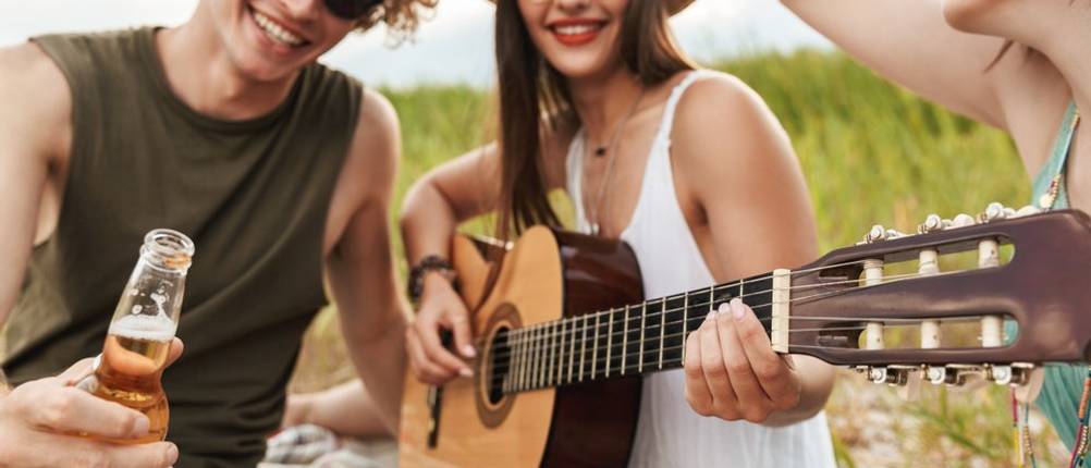 7/8 Gitarren Vergleich - auch für Frauen das richtige Instrument