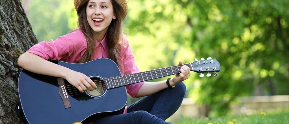 7/8-Gitarre Test - Frau spielt