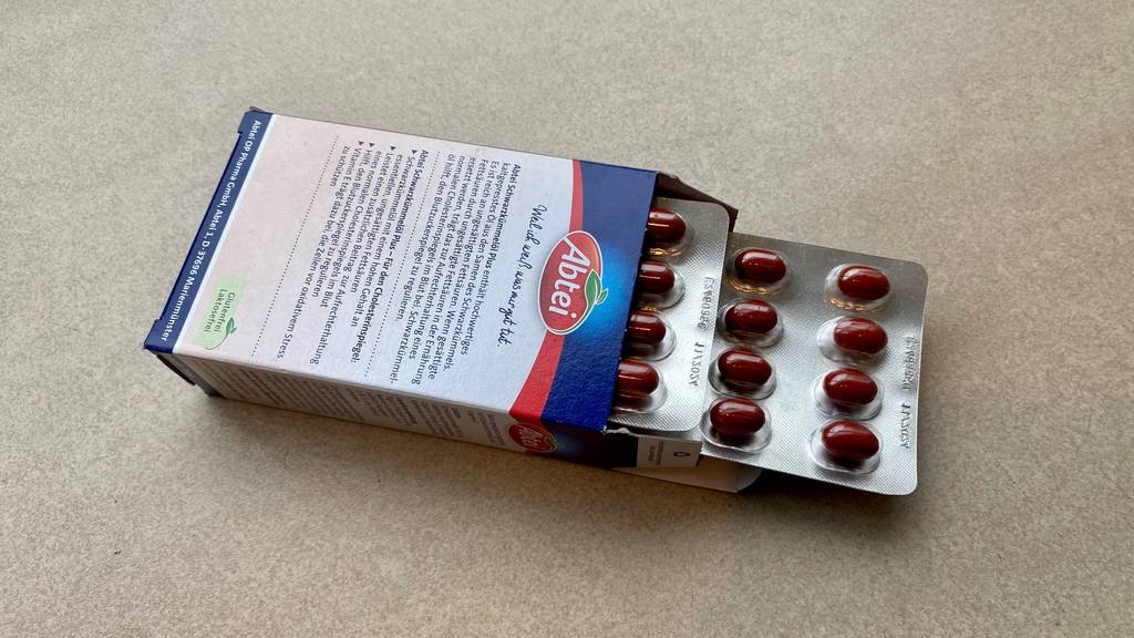 Schwarzkümmelöl-Kapseln getestet: Eine geöffnete Packung Kapseln aus der Tablettenblister hervor schauen