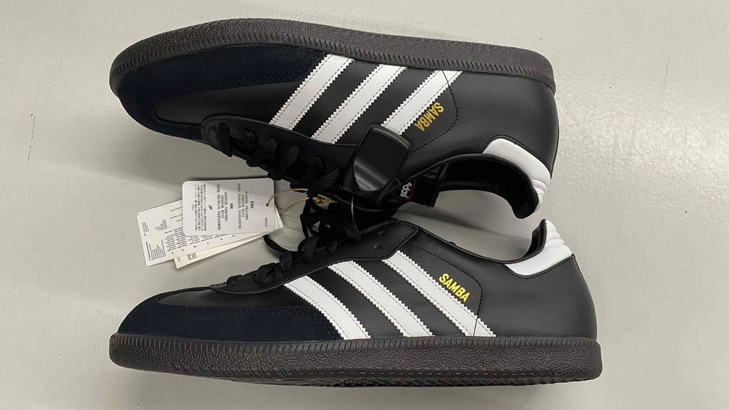 Hallenschuhe-Herren im Test: Schuhe nebeneinander seitlich auf heller Oberfläche