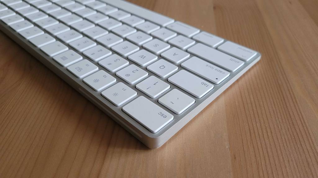 Tastatur im Test: Weiße Tastatur auf einer Holzoberfläche.