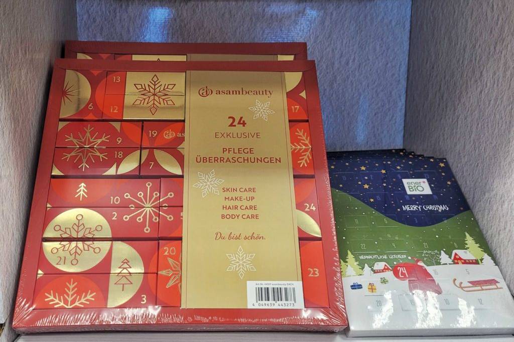 Adventskalender-beauty im Test: Adventskalender von Asambeauty noch eingepackt und daneben ein Adventskalender von Ener-Bio.
