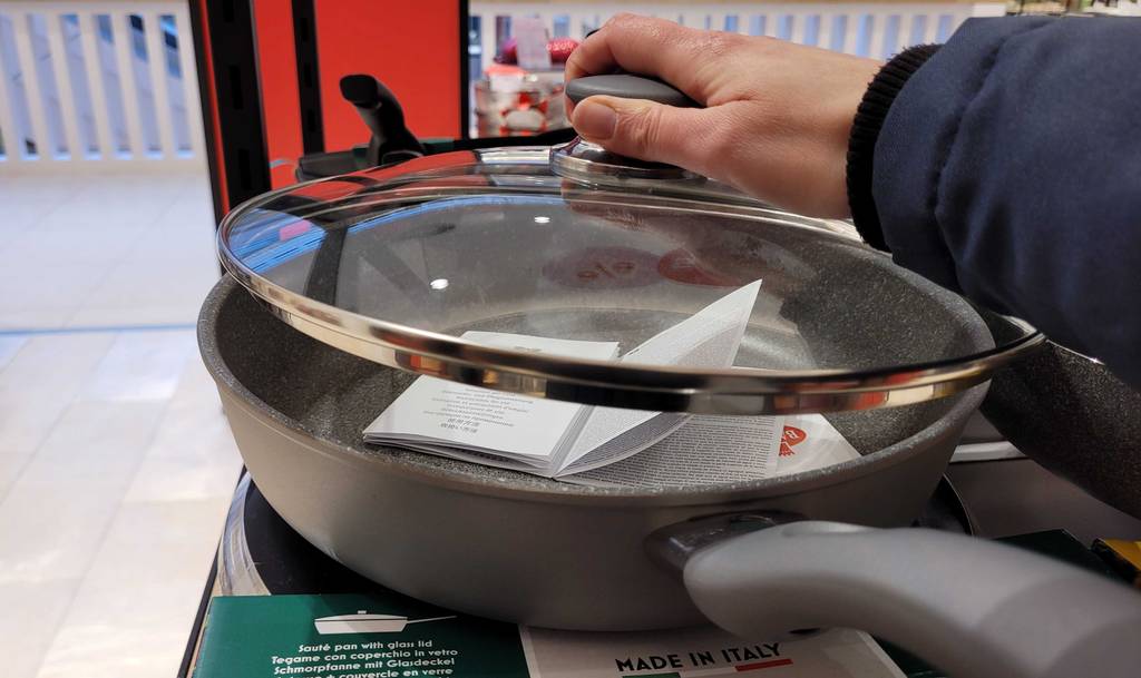 Pfanne-mit-Deckel-Test: eine Pfanne, bei welcher der Deckel geöffnet wird.