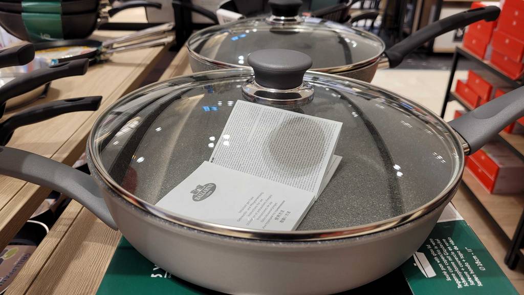 Nahaufnahme einer getesteten Pfanne-mit-Deckel.
