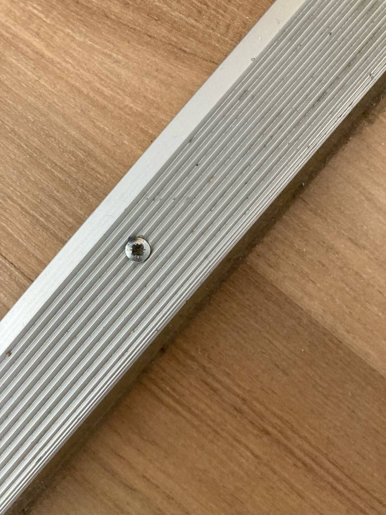 Parkett im Test: ein Parkett mit Leiste ersichtlich.
