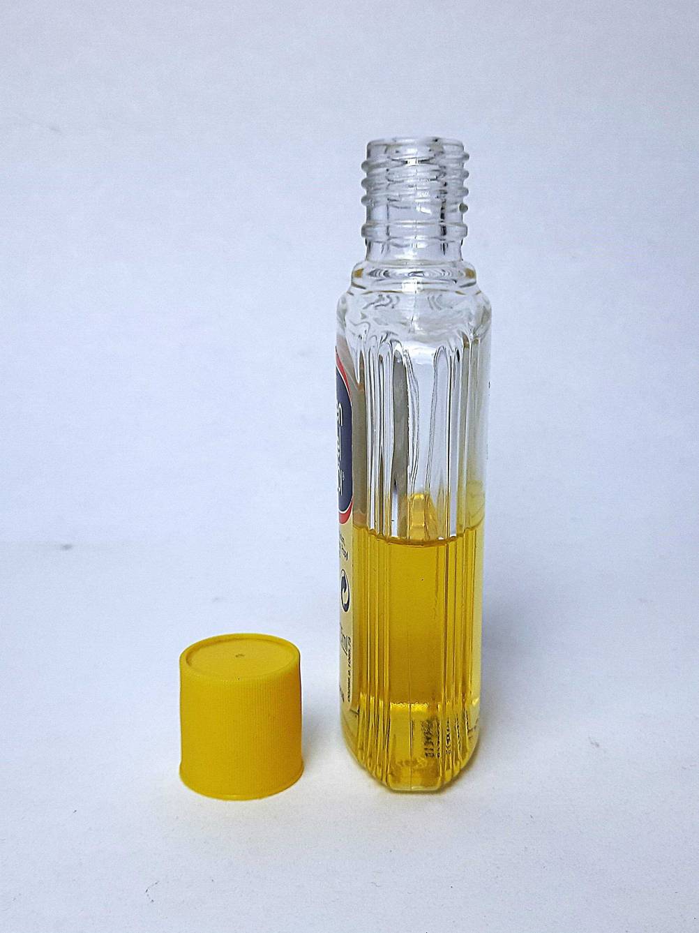Das getestete Klettenwurzelöl, das sich in einer Flasche befindet steht im geöffneten Zustand vor einem weißen Hintergrund.