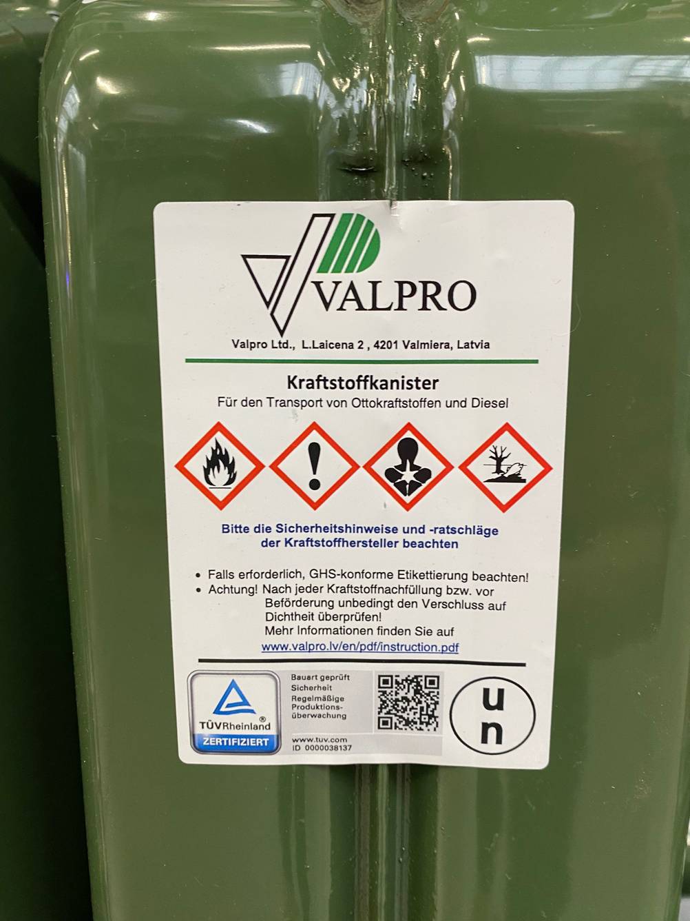 Benzinkanister-20l im Test: Etikett auf einem Benzinkanister mit Warnhinweisen.