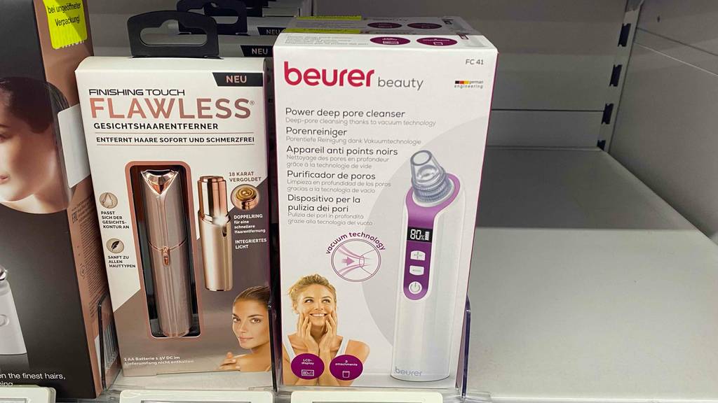 Porensauger steht getestetet und verpackt neben mehreren Produkten.