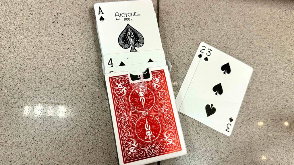 Die getestetes Pokerkarten schauen aus der Packung heraus.