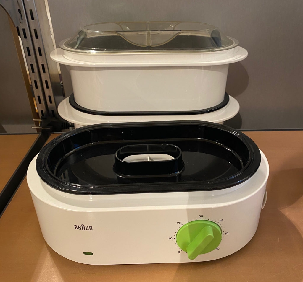 Dampfgarer-Test: Dampfgarer-Einsatz mit Drehregler steht in einem Regal.